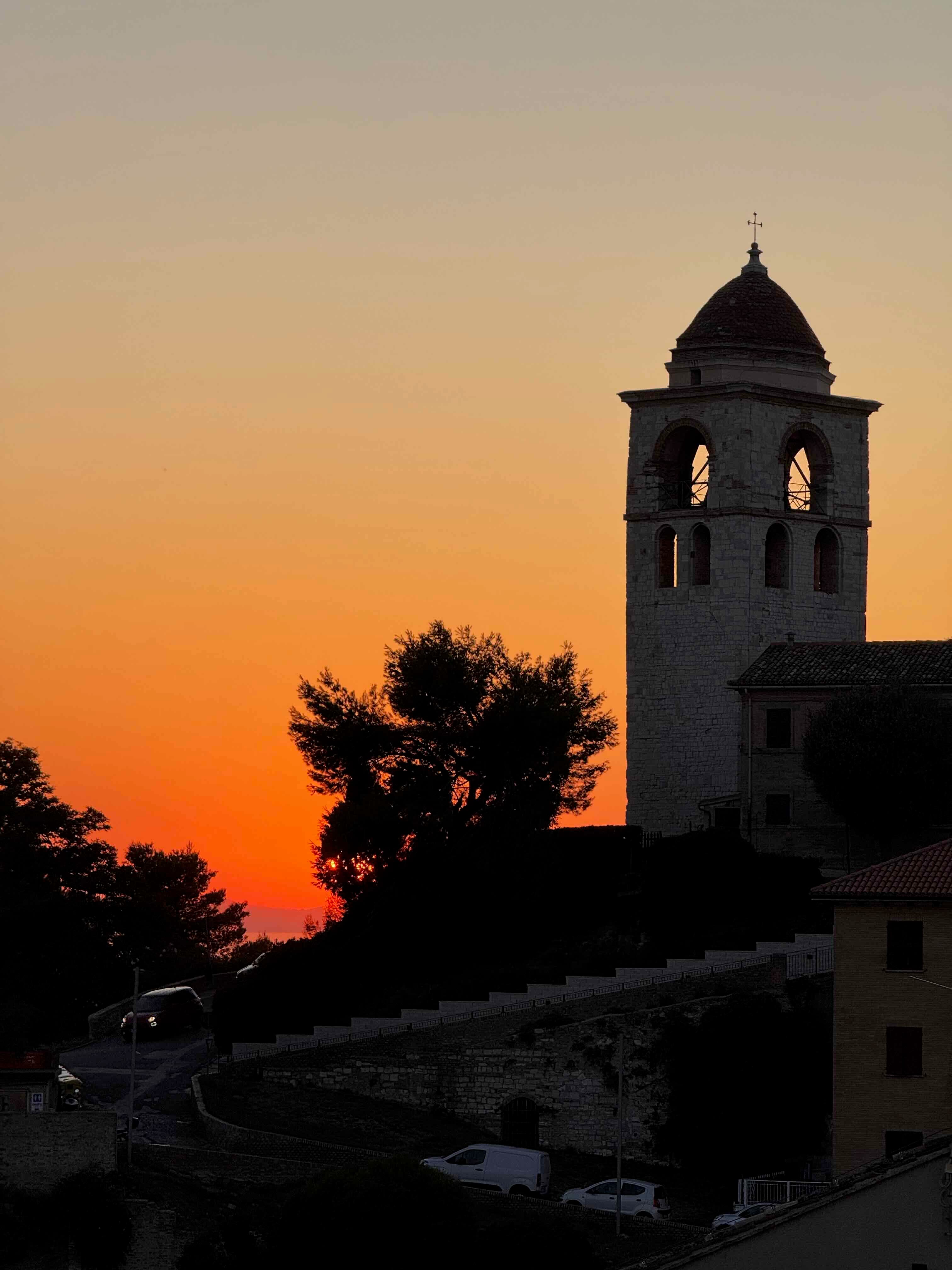Facciata con linee pulite e contrasto netto