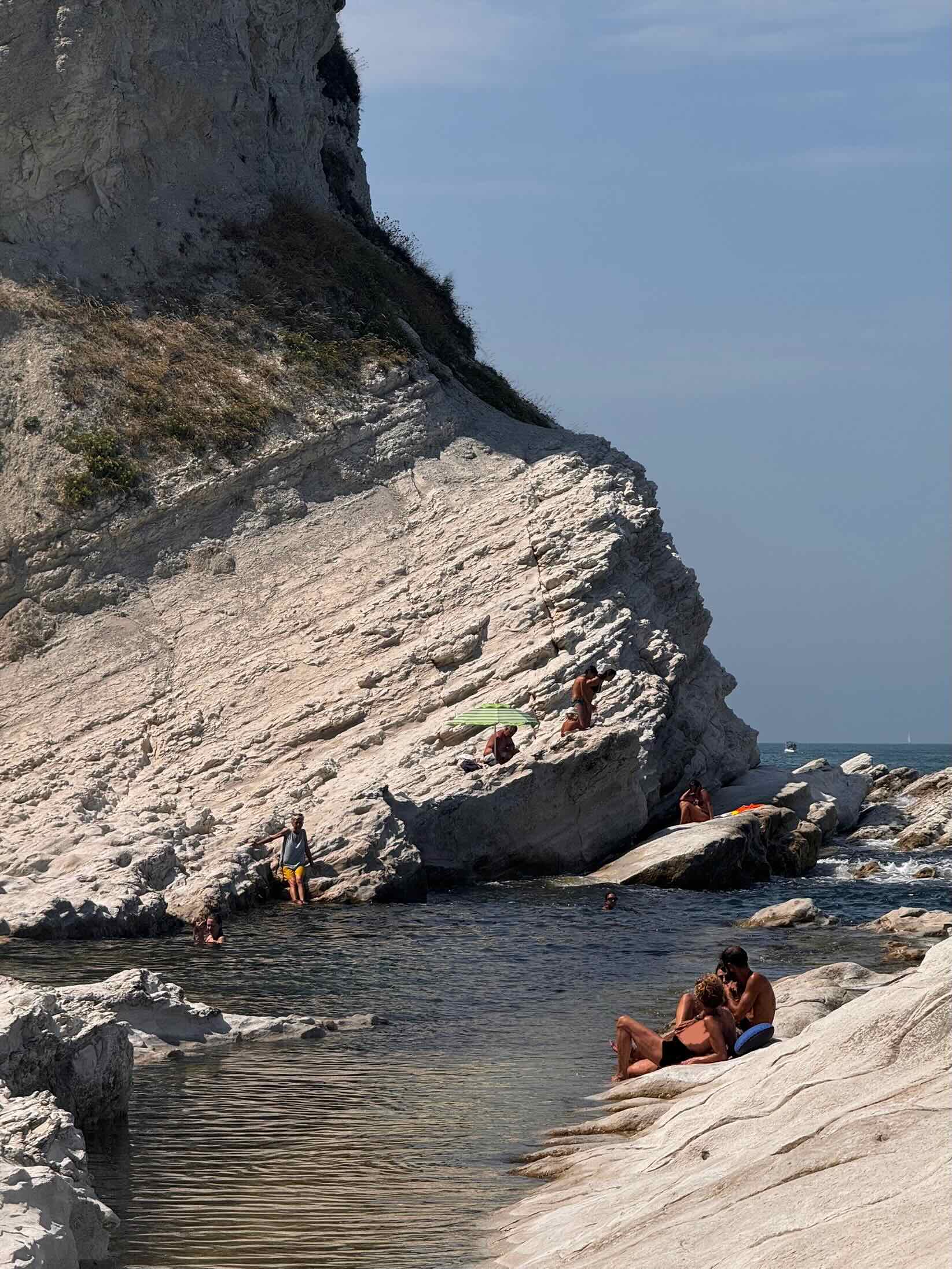 Angolo metropolitano con luce diffusa