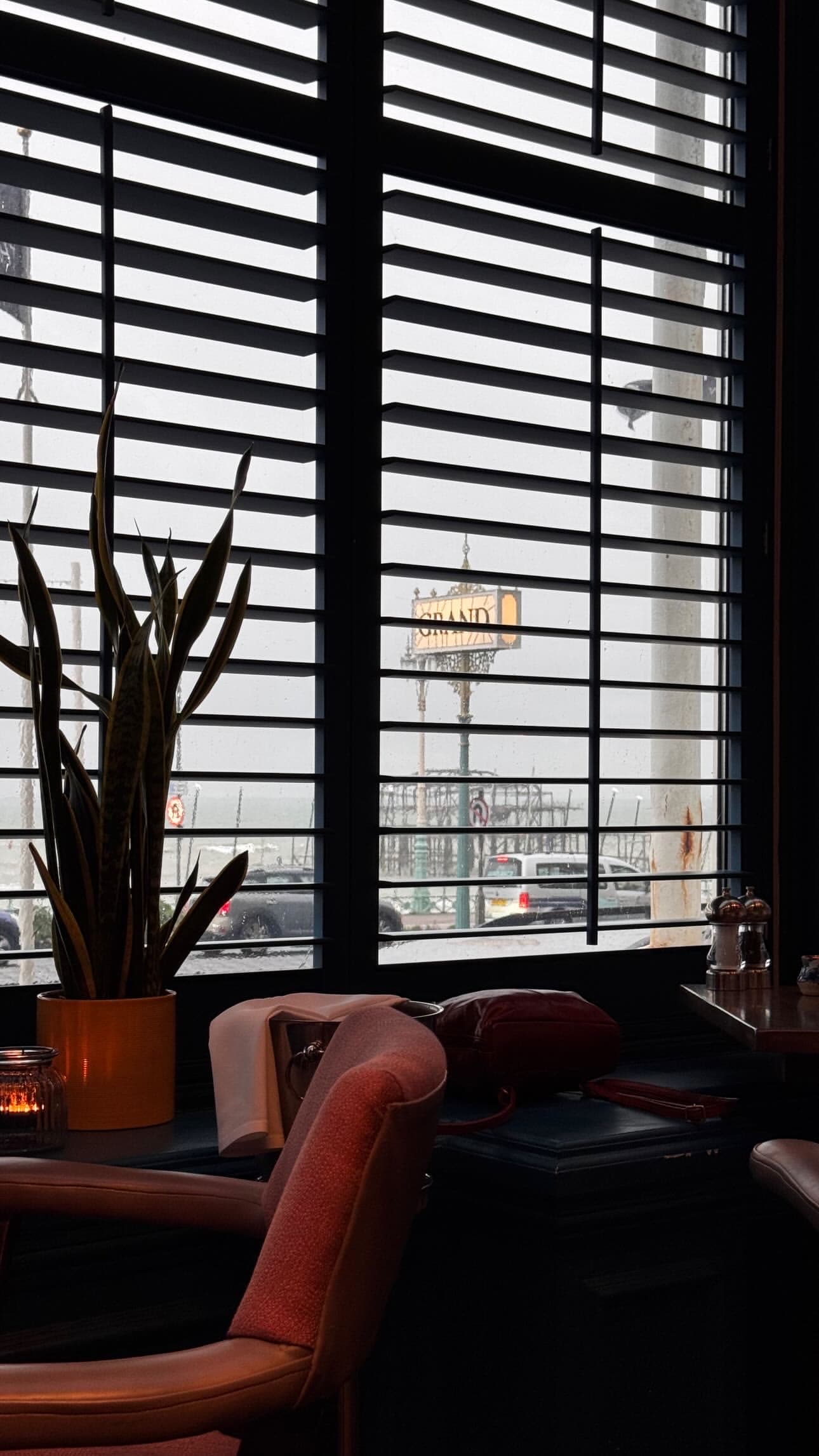 Scena architettonica ampia e luminosa