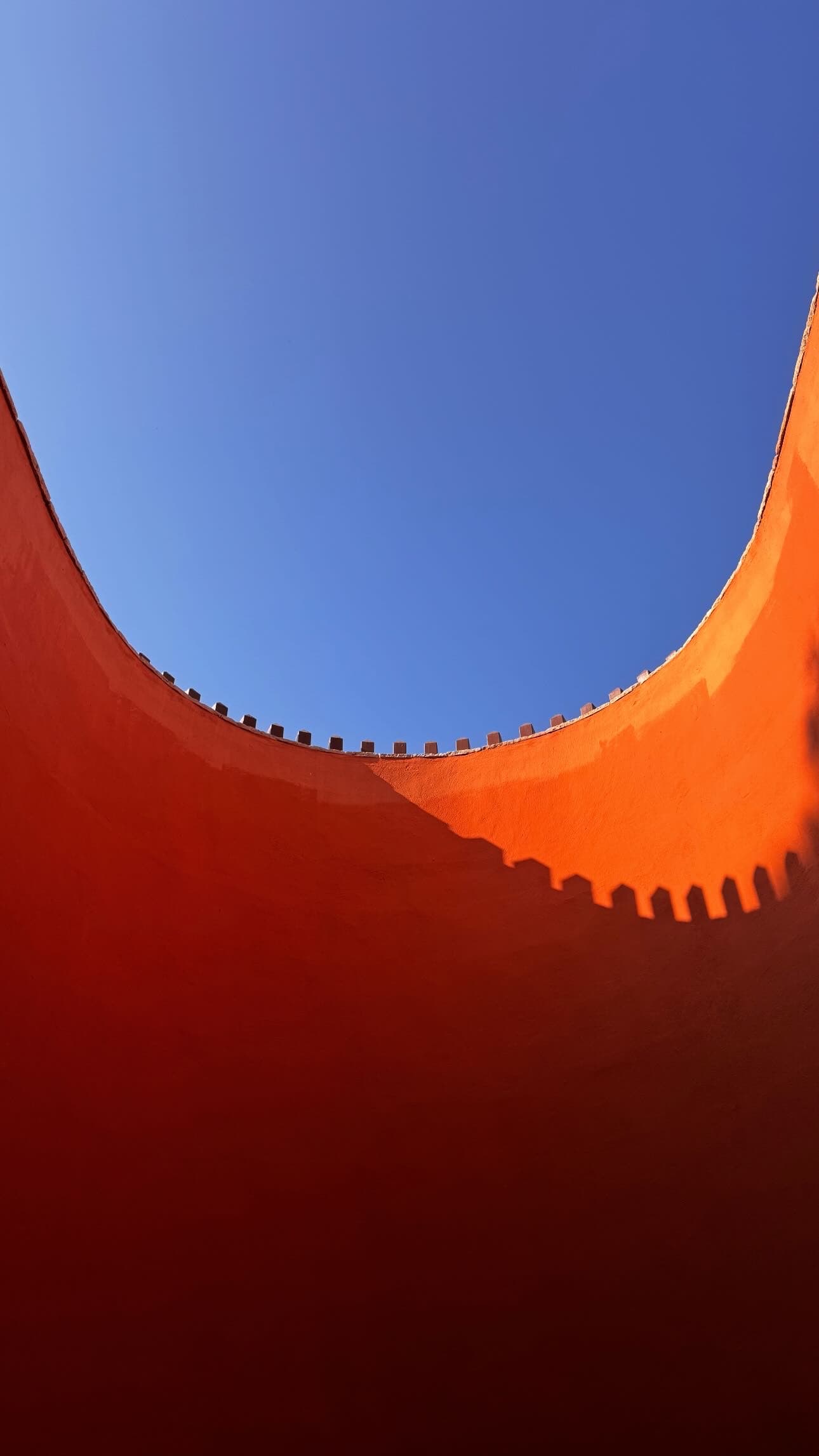 Parete arancione con giochi di luce